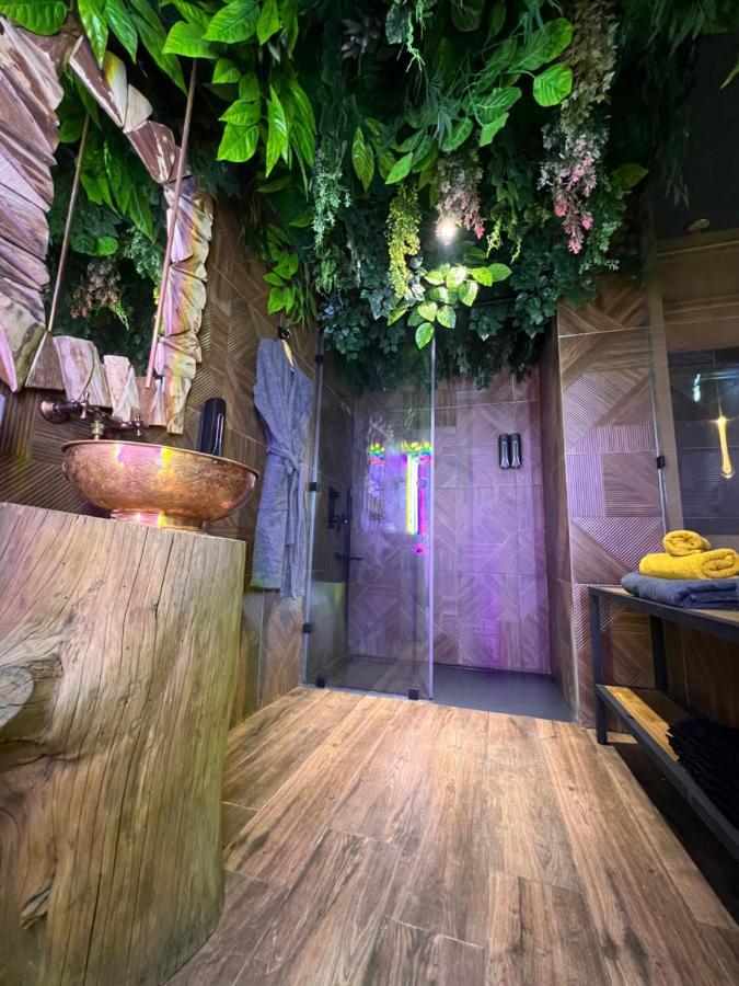 Jungle Au Centre De Marrakech Avec Jacuzzi ! Bed and breakfast *